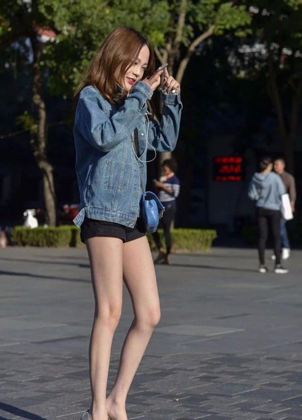 时尚美女长腿小姐姐穿超短裤秀出一双笔直修长的美腿