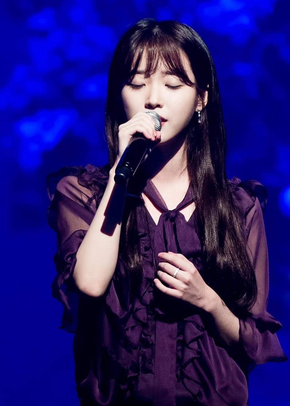 近日iu举办个人演唱会,舞台上的iu空气刘海俏皮可爱,长直发又让她散发