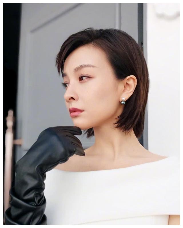 吴昕身穿一字肩长裙,却配了一只皮手套,但王菲的气质你学不来