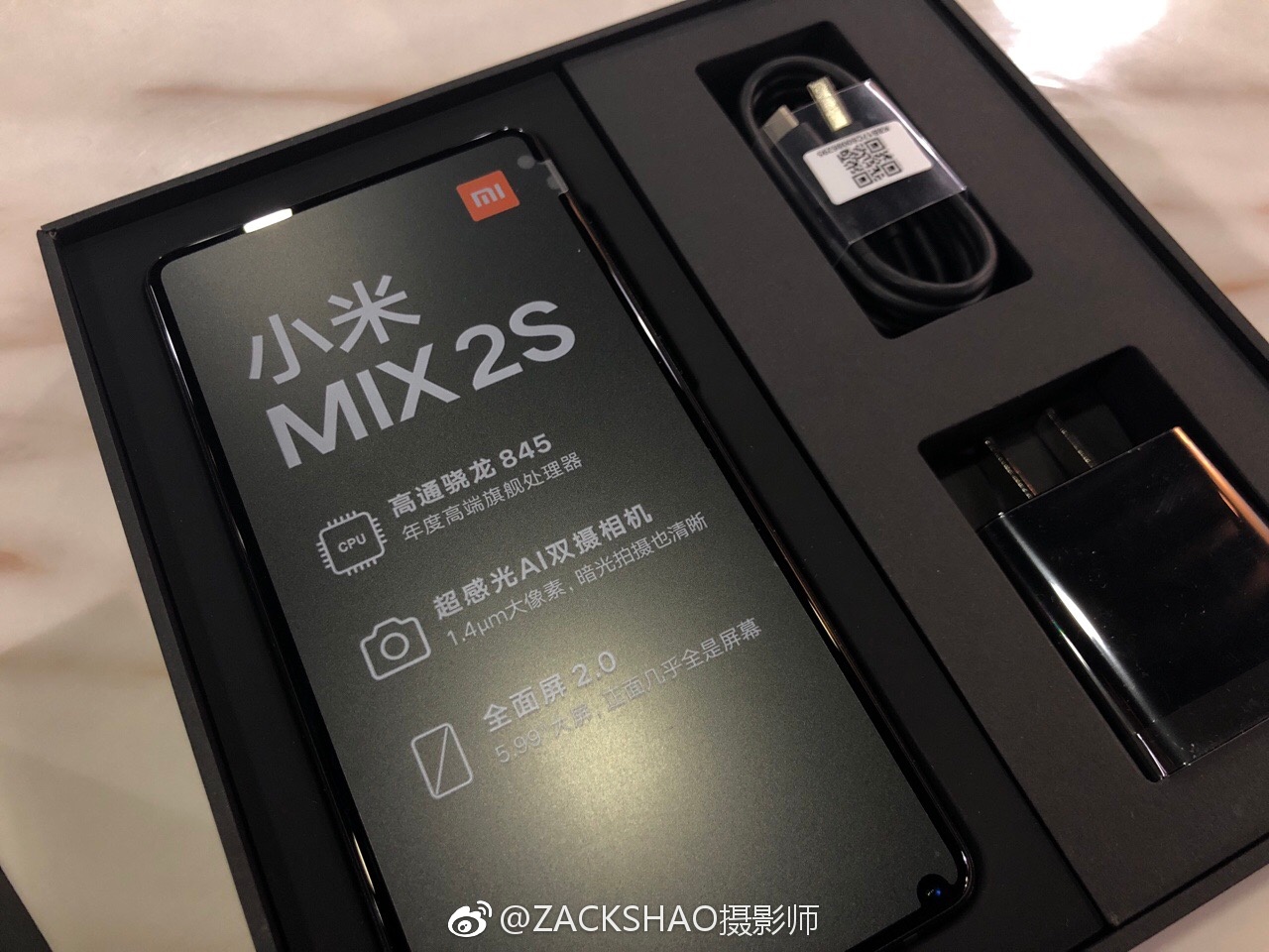 小米mix 2s开箱照 顶配还带无线充电座 手机界最强的cpu 最强的镜头组