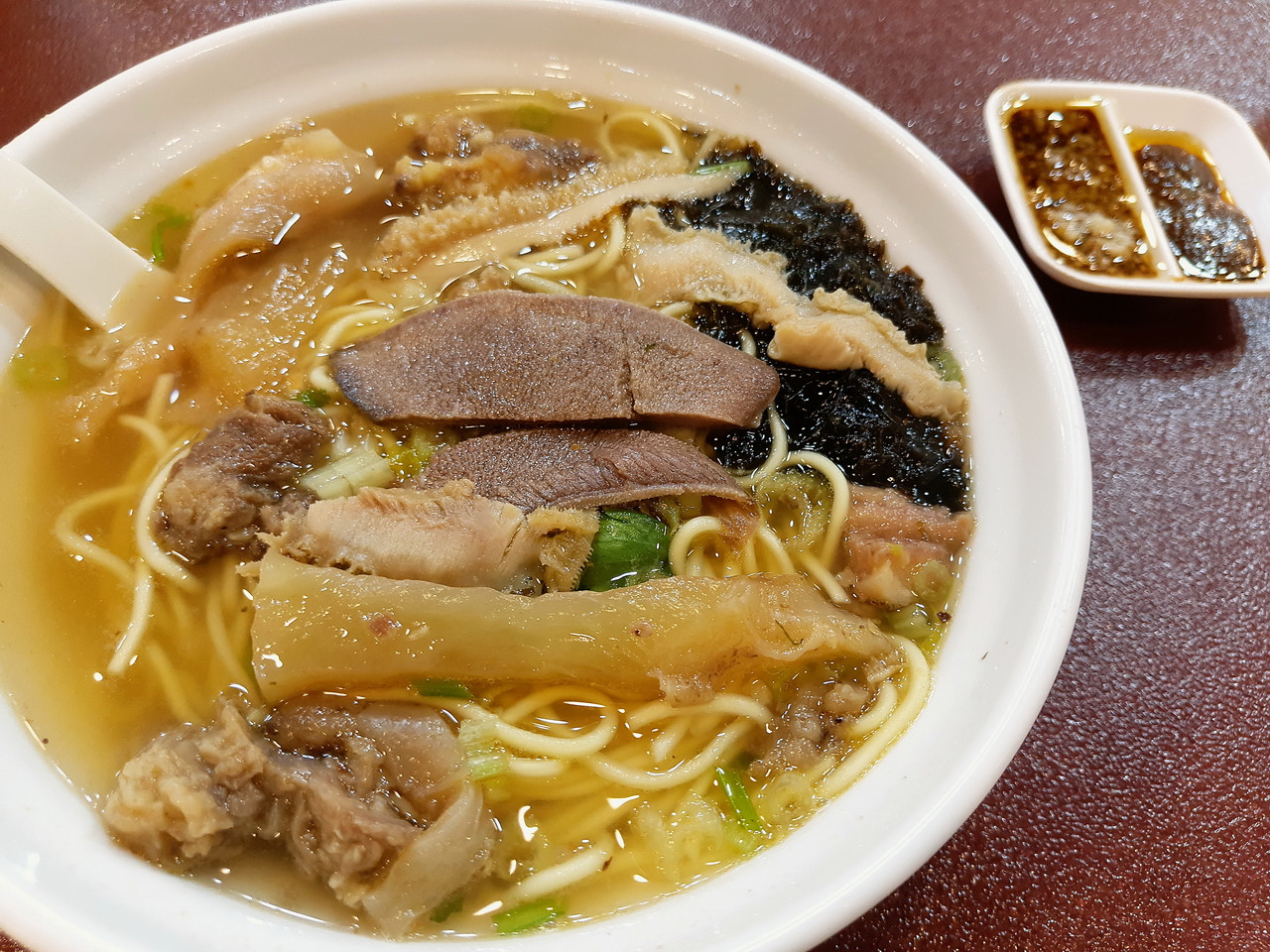 台风暴雨夜,吃一份丰盛的潮汕牛杂汤面,实在是人生乐事