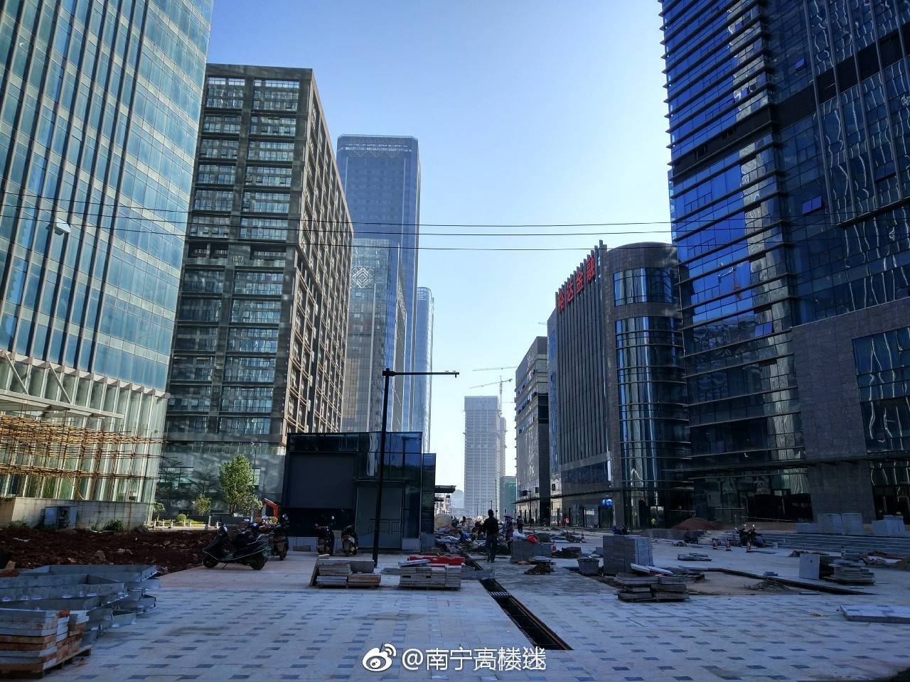 网友南宁天际线拍摄的一组五象新区总部基地街拍