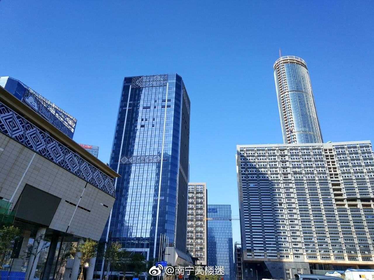 网友南宁天际线拍摄的一组五象新区总部基地街拍