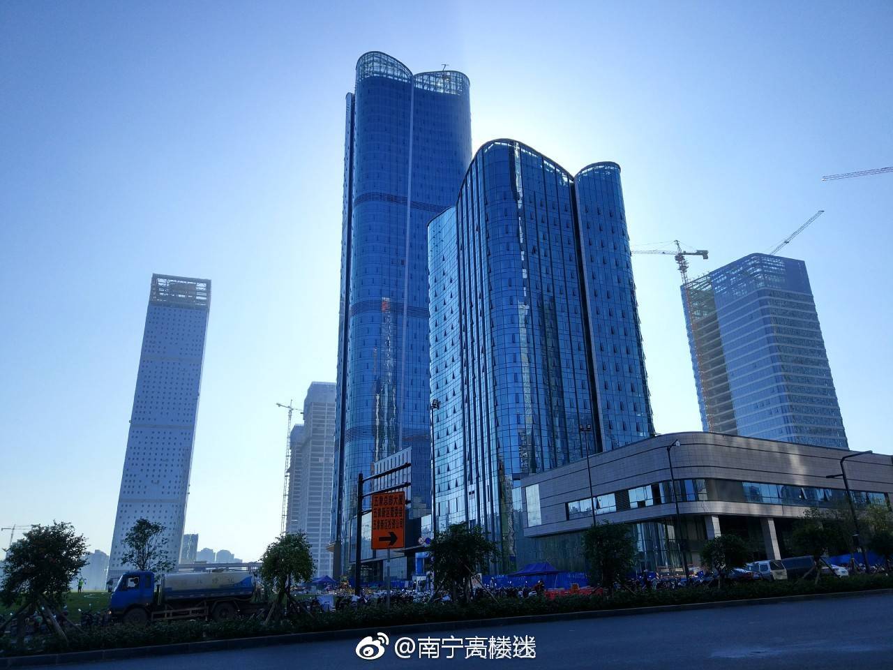 网友南宁天际线拍摄的一组五象新区总部基地街拍