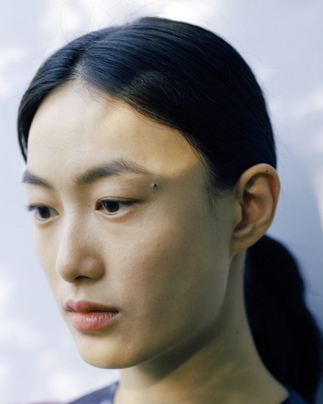 秦舒培素颜照,高清镜头下皮肤紧致毛孔细腻,和陈冠希超有夫妻相