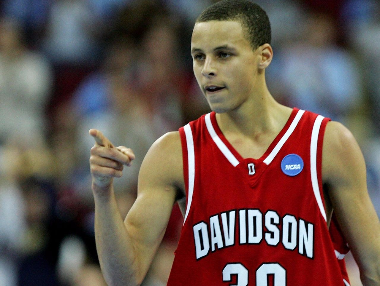 大学库里有多神奇?疯狂包夹下砍44分,下半场25分比现在还日天