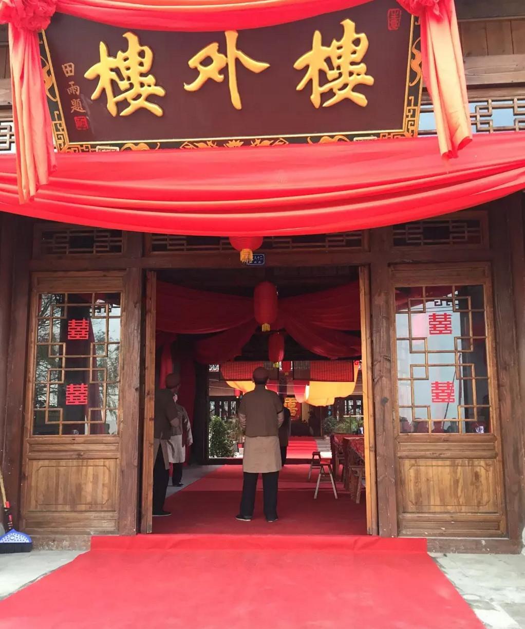 "山外青山楼外楼,西湖歌舞几时休",出自宋代林升所作的《题临安邸》的