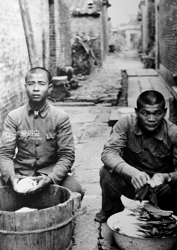 图为日军第5师团坂本旅团司令部用俘获的中国战俘充当苦力.