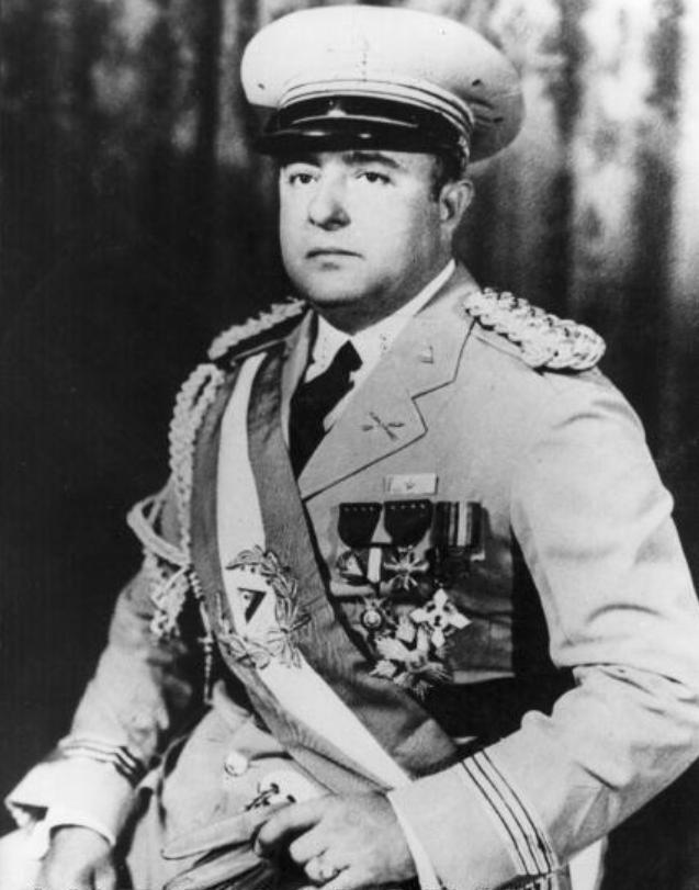 此人40岁杀掉总统上台,60岁被刺杀身亡,死后2个儿子都成为总统