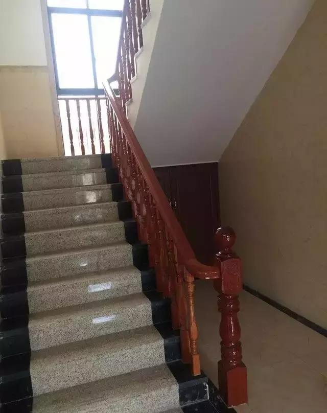 餐厅室内家具,包括椅子,茶几,餐桌,橱柜,衣柜,还有楼梯的护栏,都是