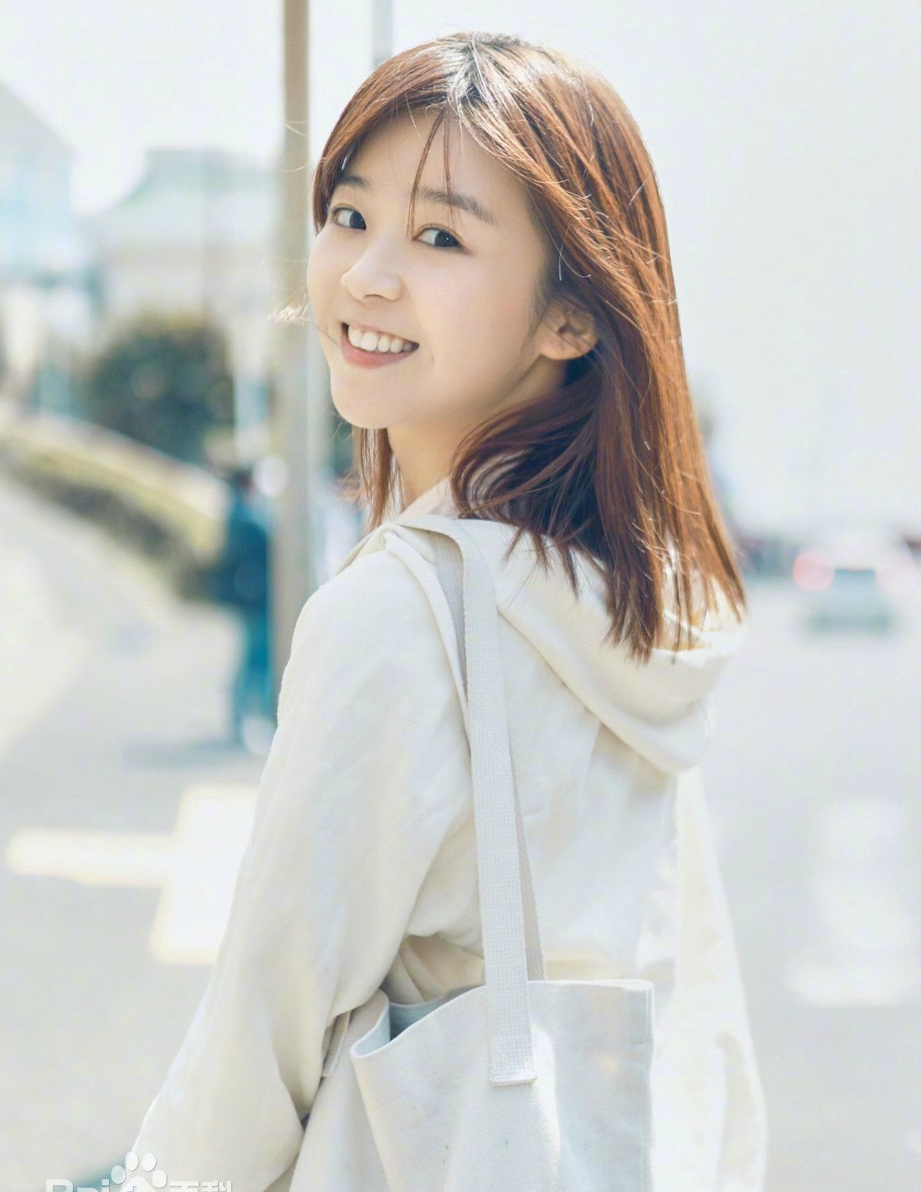 宋伊人冻龄美少女清纯可人的样貌和甜美的笑容令人过目难忘