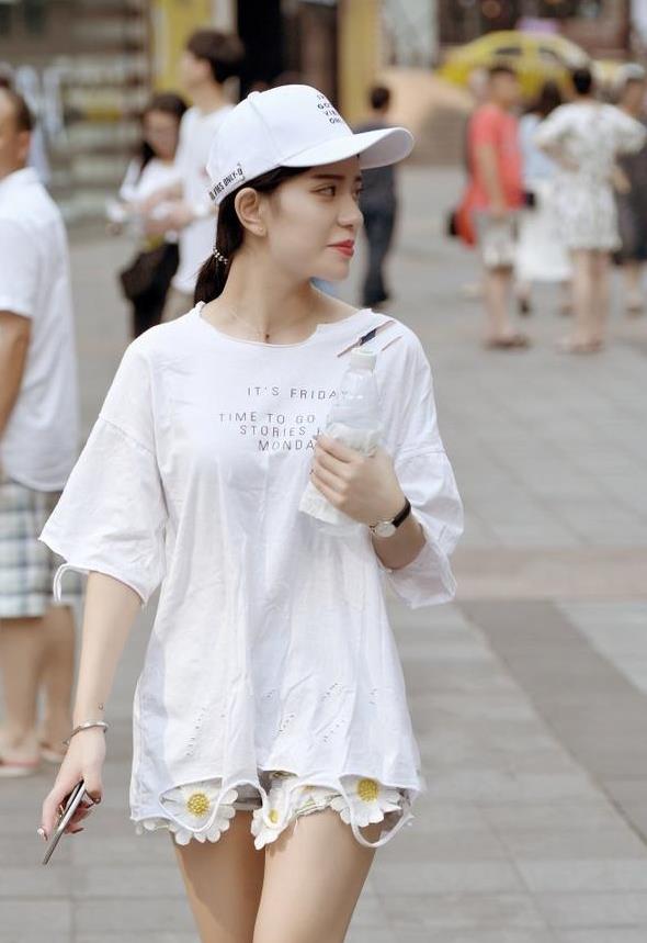 街拍戴帽子的美女,你跟漂亮之间是不是就差一顶帽子了呢?