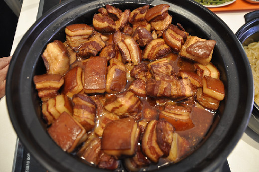 尤其是五花肉,最好炖够2小时,才能把里面的油脂的炖出去.