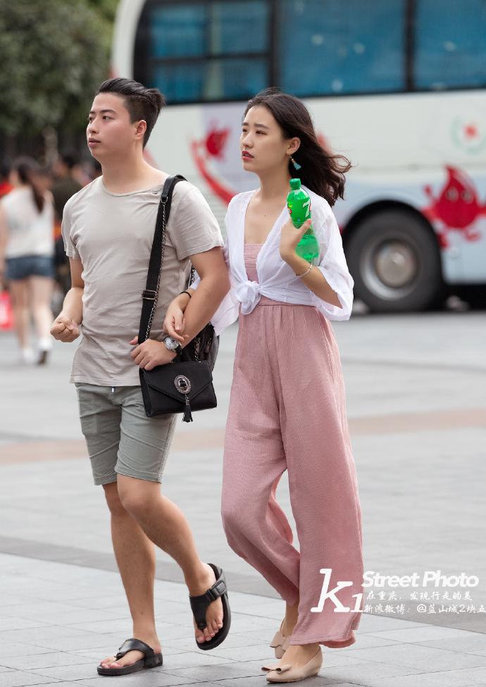 路人街拍:小姐姐时尚的旗袍裙非常修身,美妙的长腿很养眼