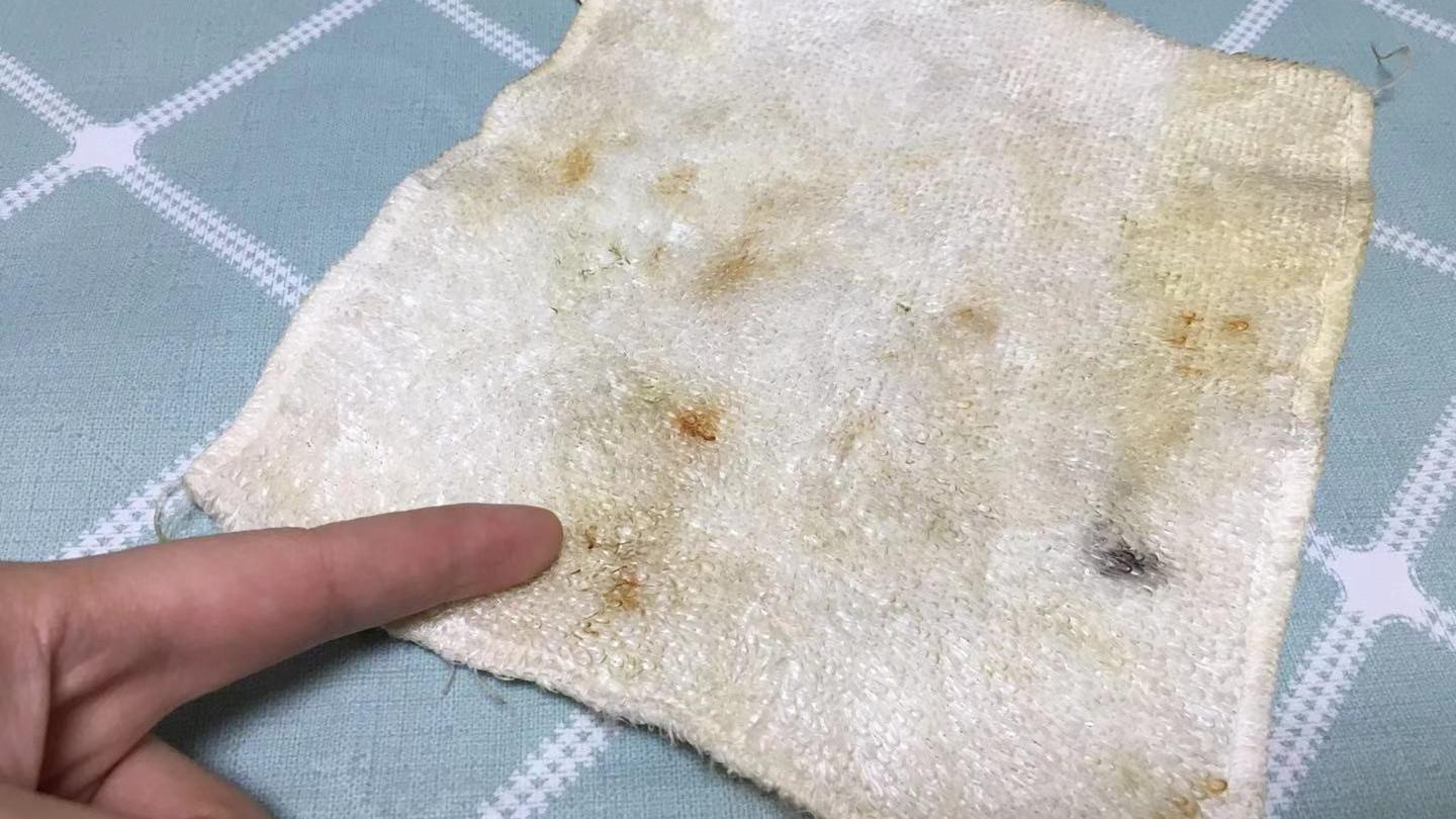 洗抹布别再用洗衣粉了,往水里加点这东西,脏抹布轻松洗干净