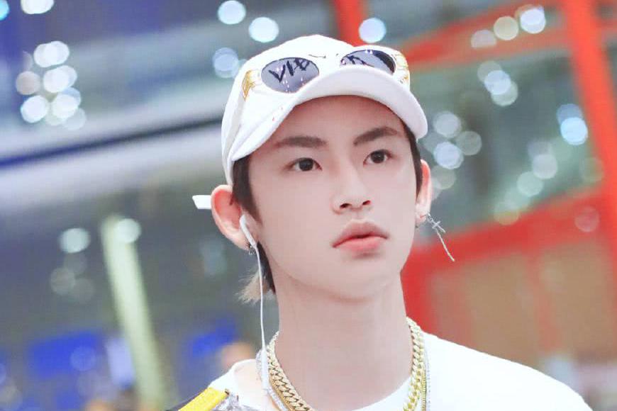 小鬼王琳凯刚出道就得到了汪峰薛之谦等前辈相当地位的荣誉