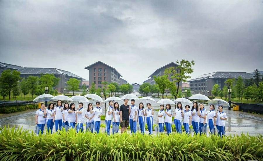 毕业季遭遇雨季 西安大学生雨中撑伞毕业照走红网络