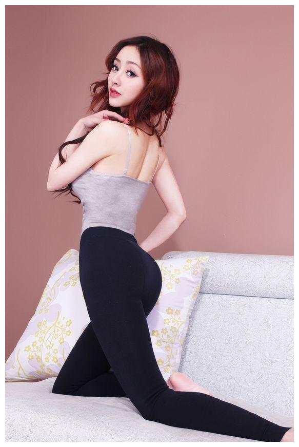 合身的紧身裤让你浑身舒适,完美的身体曲线展现女人有致曲线