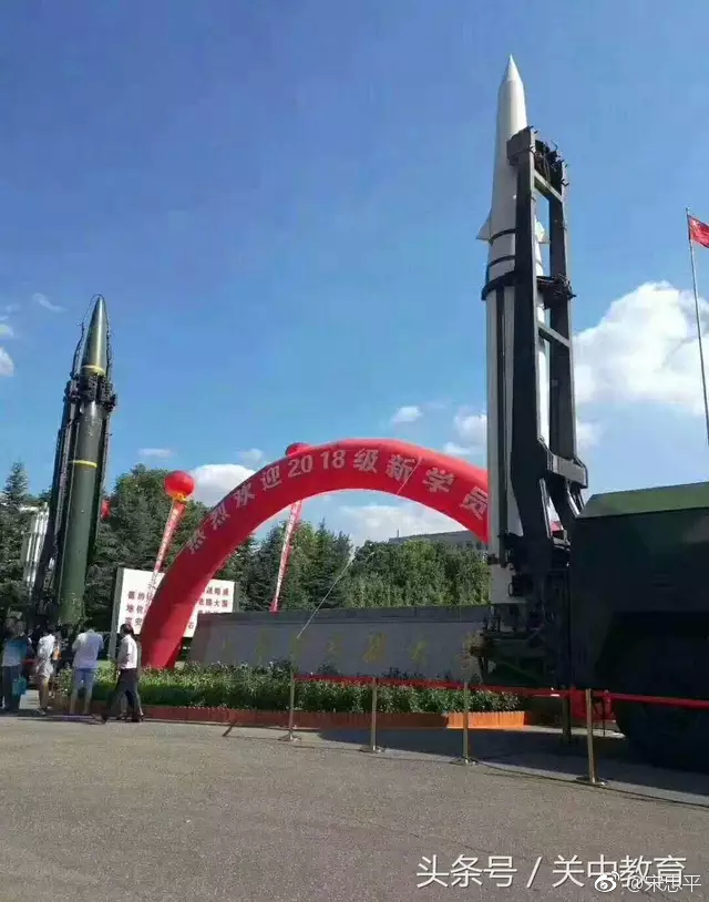 这种待遇只有我的母校——火箭军工程大学 67用两枚实装导弹迎接新