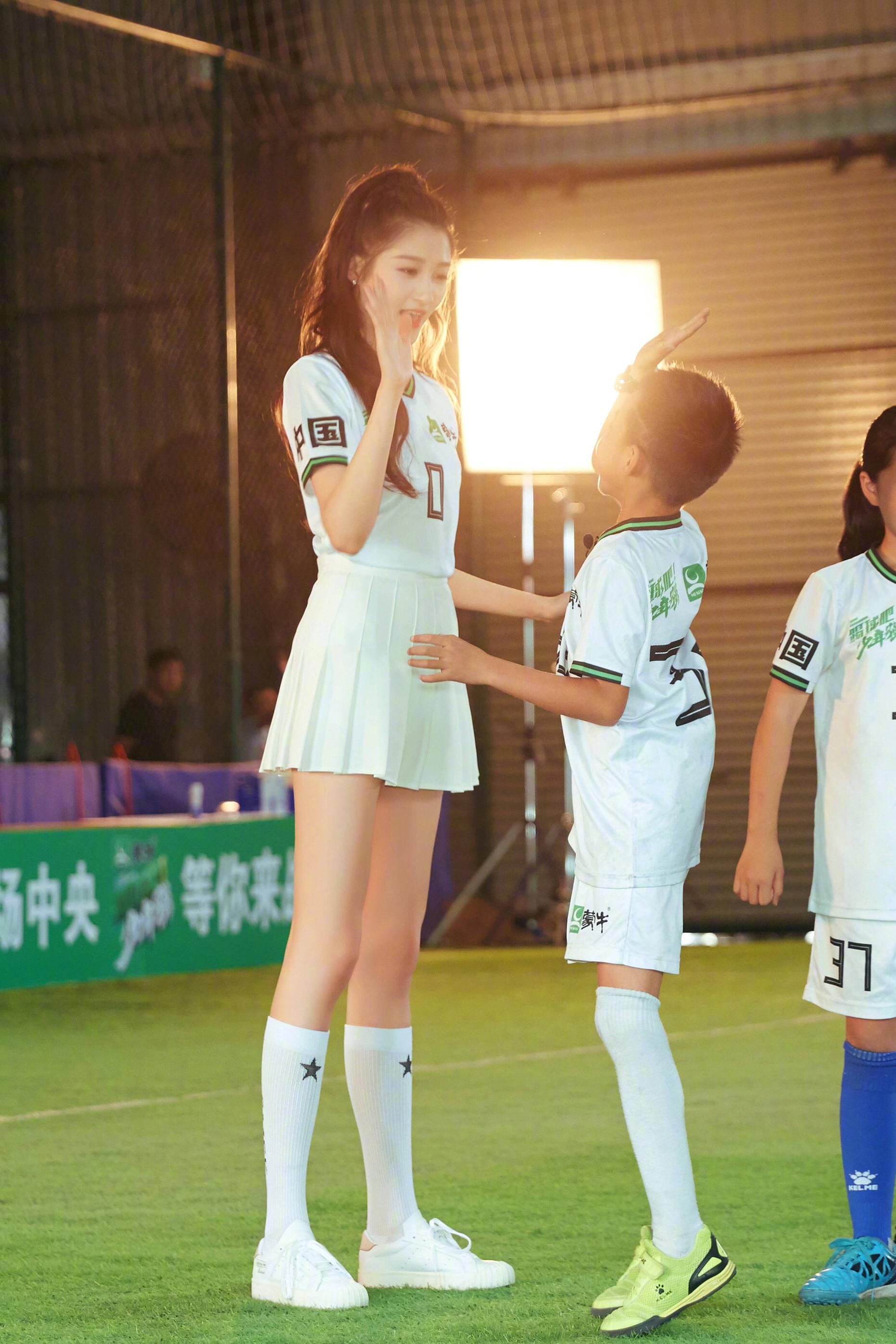 关晓彤穿0号球衣变身足球少女活力十足向男友鹿晗看齐