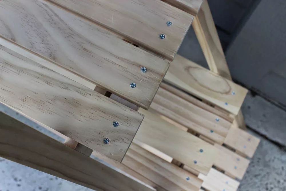 出来的,重新切割组装,看起来效果也还是不错的,有的铁钉会略微凸出来