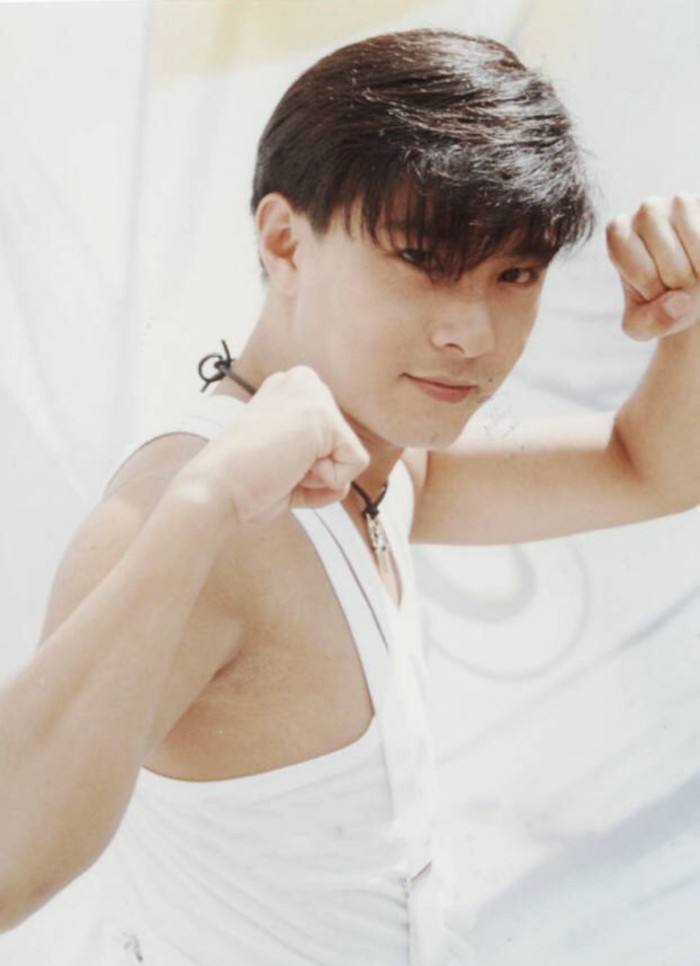 看到张卫健年轻时的照片,我才知道头发的重要性,帅的不要不要的