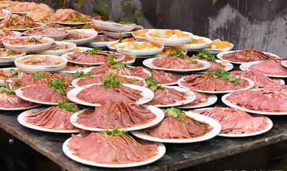 大叔的包桌价格分几个档次,最贵是368元一桌,二十道菜,有老鳖或者中华