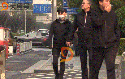 俩人过马路时甜蜜的挽起手,宋丹丹与老公在一起也组成了最萌身高差.