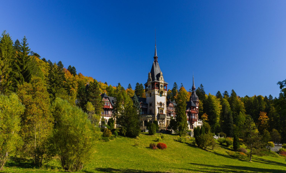 佩雷斯城堡(peles castle)坐落于一座已有300年历史的童话般的美丽