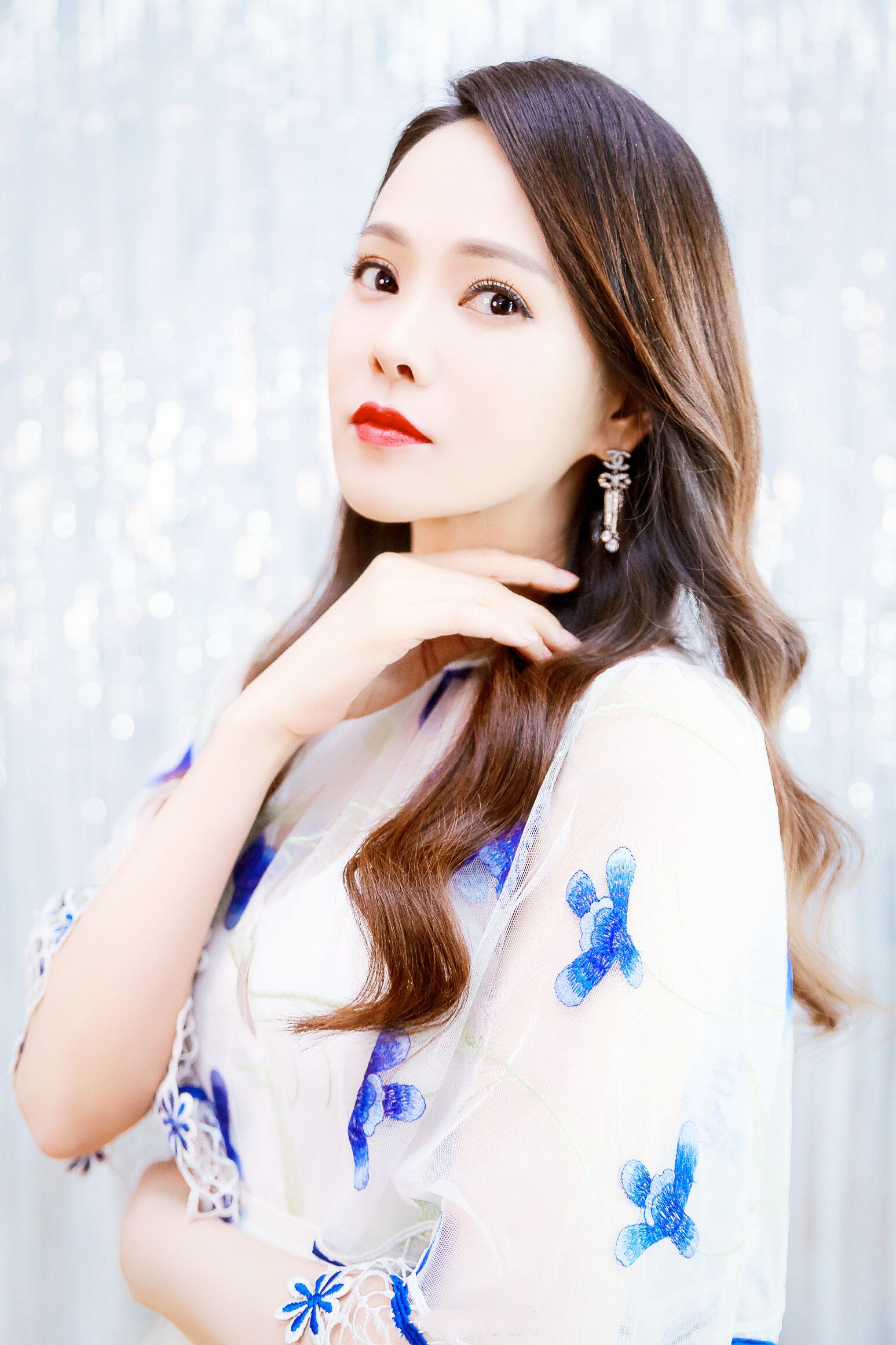 49岁伊能静穿薄纱长裙秀腿,内衬短到只能遮住重点,网友:真敢穿