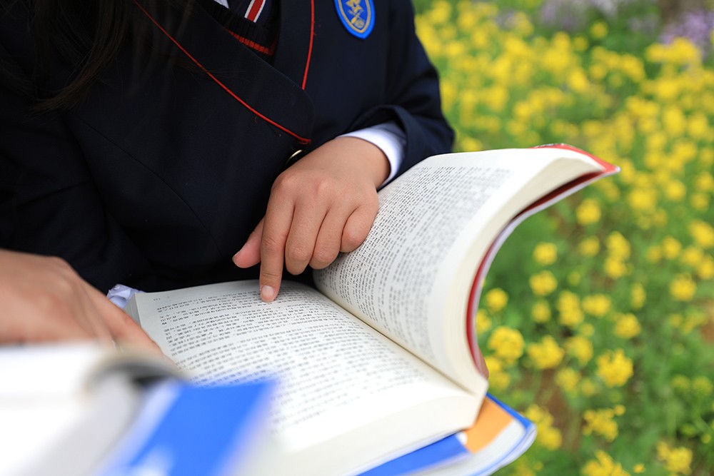 "好读书,读好书,善读书,读书学习不仅关系到每一个学生的成长和成才