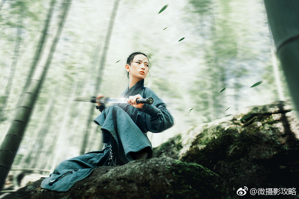 归隐江湖,举长剑齐眉