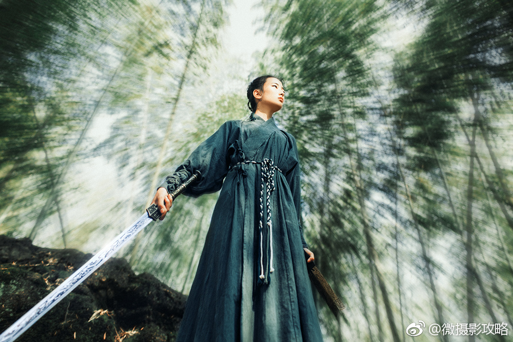 归隐江湖,举长剑齐眉