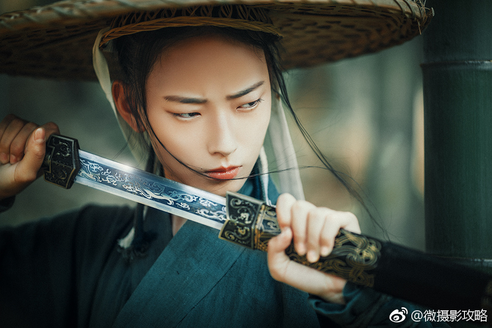 归隐江湖,举长剑齐眉