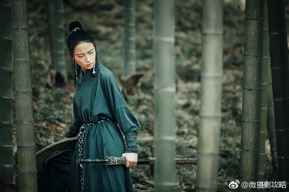 归隐江湖,举长剑齐眉