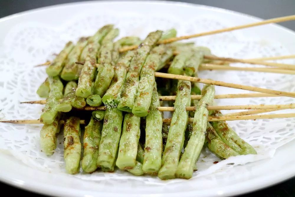 吃烧烤也要讲究荤素搭配,烤香菇,烤四季豆,烤黄瓜,烤莲藕,烤玉米,烤