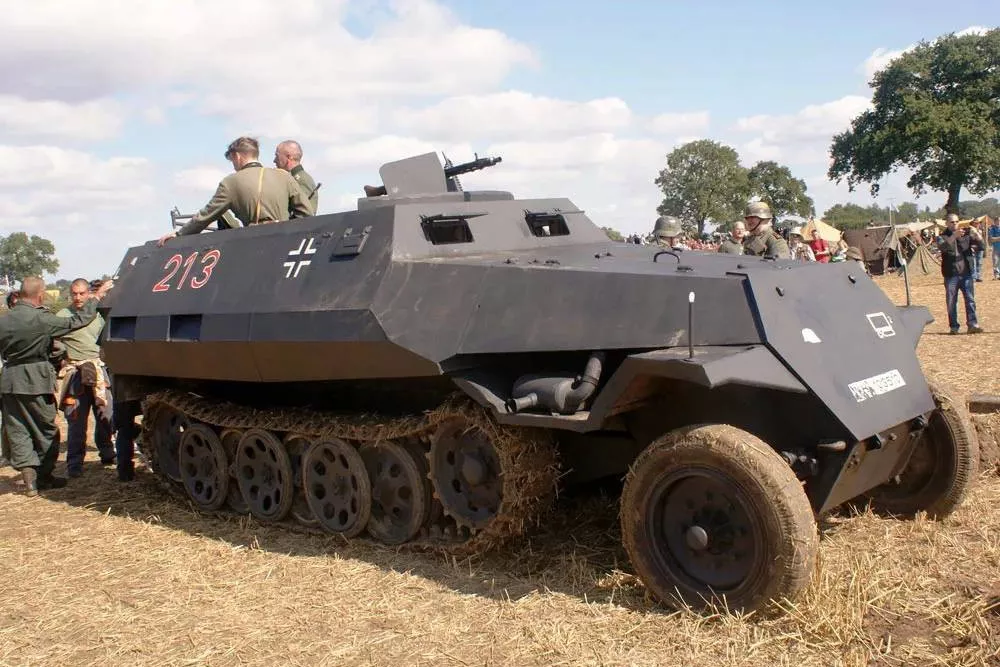 德国和美国已经提出了解决方案,办法就是上图中的半履带车