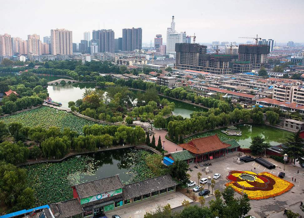 隶属山东省枣庄市,东与山亭区毗邻,南与薛城区交界,西与济宁市微山县