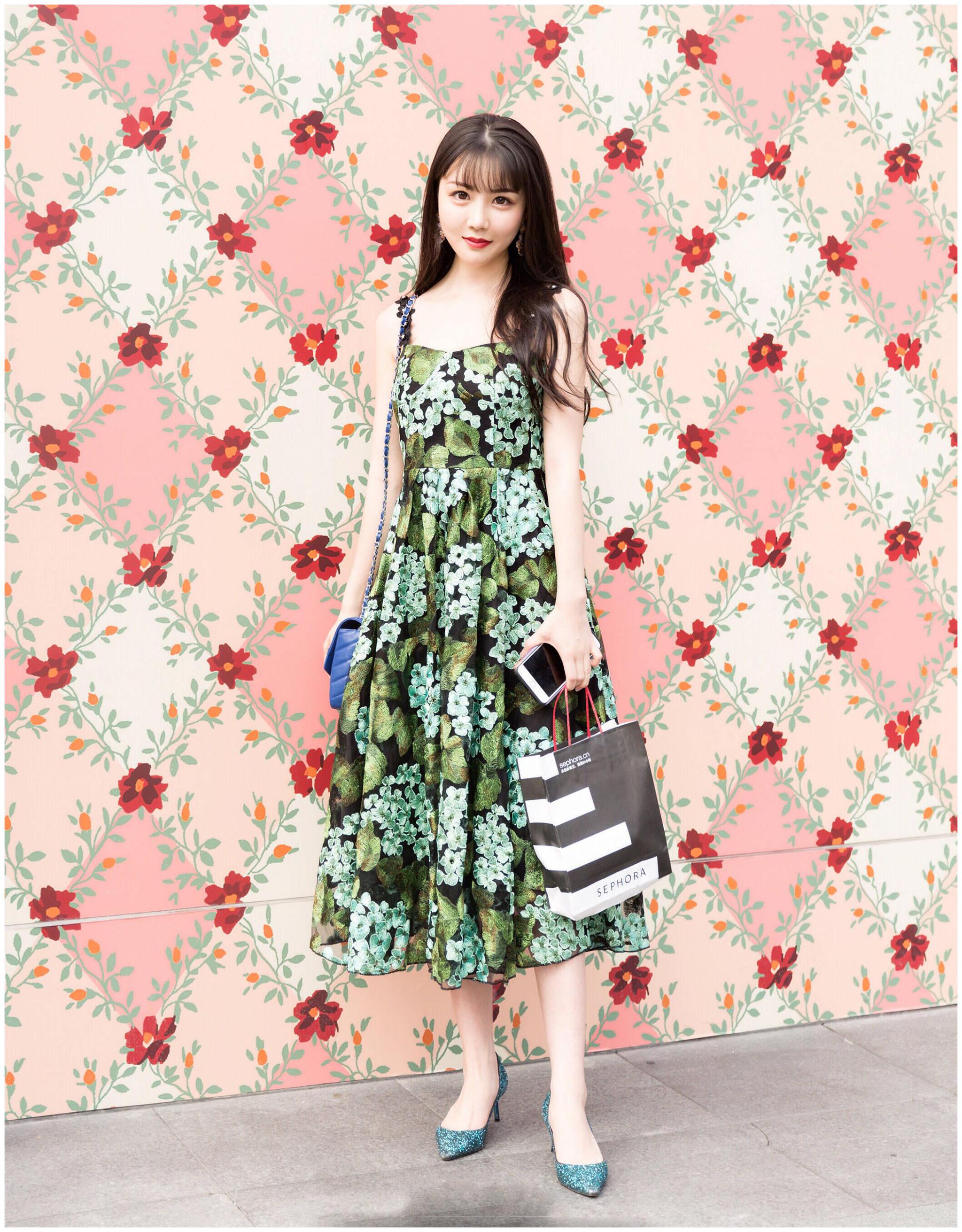 成都街拍网红小姐姐娇艳欲滴穿碎花连衣裙美得让人陶醉