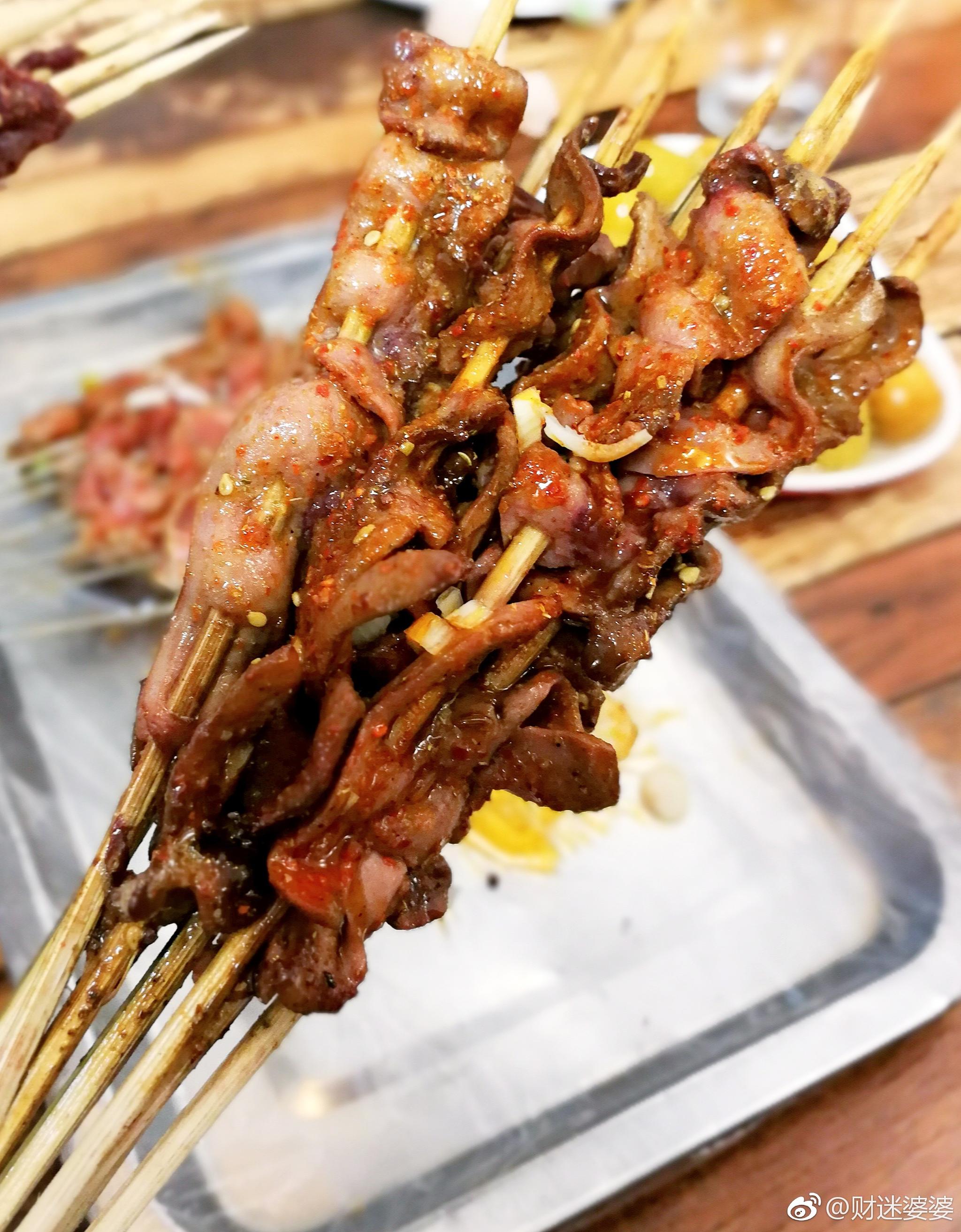 鹤岗小串三分熟,这很鹤岗.