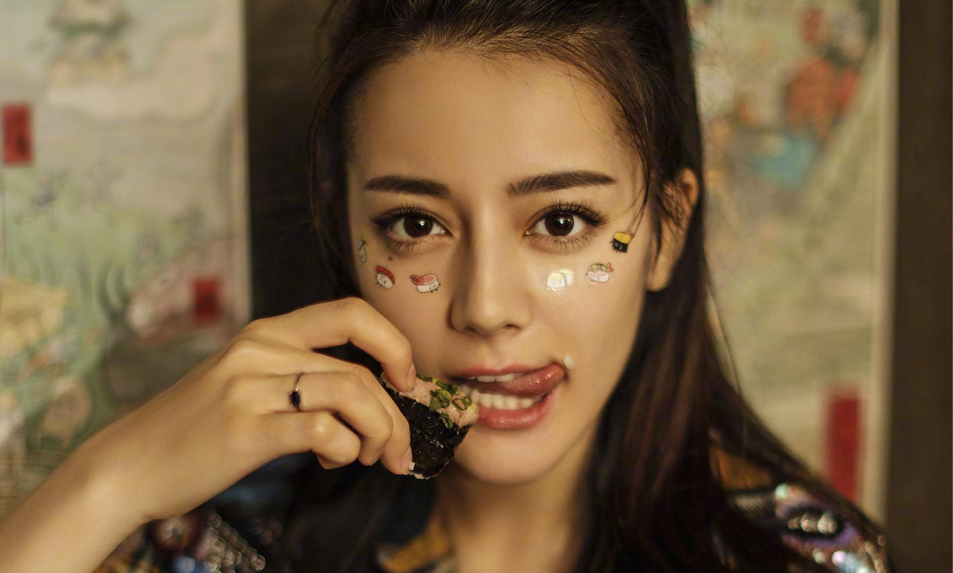 迪丽热巴真有创意,眼睛下面贴个奇怪的东西,竟然减龄又有个性