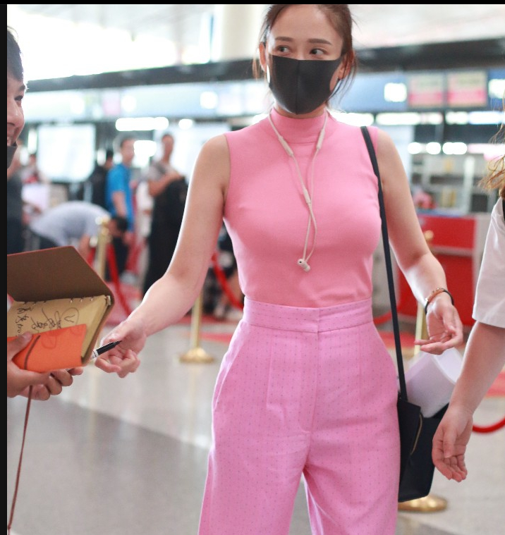 陈乔恩一身粉嫩装扮现身机场好身材显露无遗女好助理实力上镜