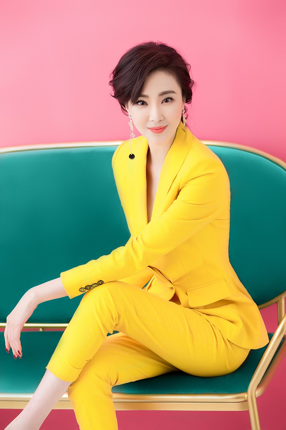 林静玩转暖春撞色大片 造型清新女人味十足