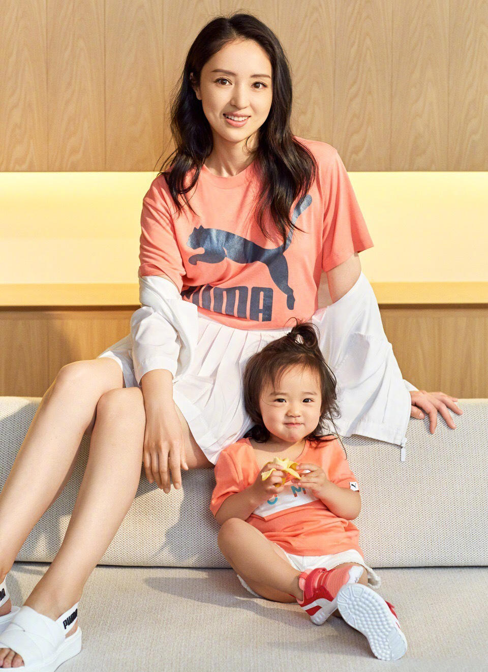 董璇餐厅迎来张梓琳母女!网友:小萝莉腿也太长了吧!董璇怎么不在