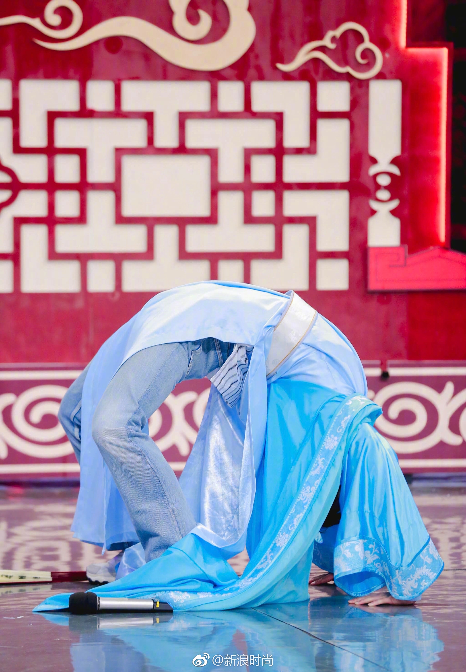 杨洋 亮相《快乐大本营》,古装造型上身,温润如玉.即便下腰