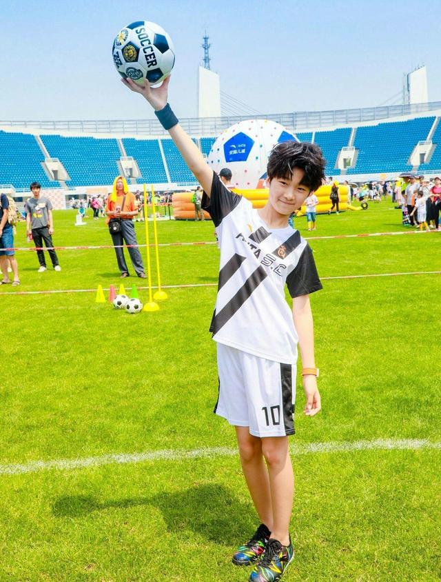 张亮儿子张悦轩超阳光神似窦骁,这么帅气暖心的儿子给我来一打!