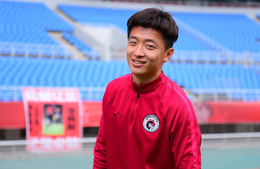 国足前锋杨旭晒与娇妻合影,主播妻子脸容变化巨大!网友:整了?