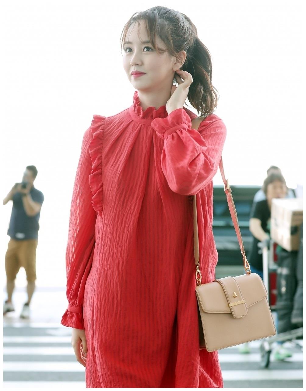 金所炫太成熟了红色泡泡裙穿出大婶气场一点少女感都没有了