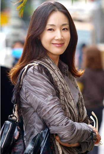 崔智友对于很多韩剧迷来说绝对是女神般的存在,她早年出演的《天国的