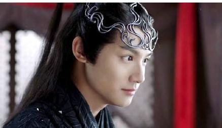 在电视剧《醉玲珑》中,郑业成化身玲珑使,一直守护刘诗诗饰,虽然戏份